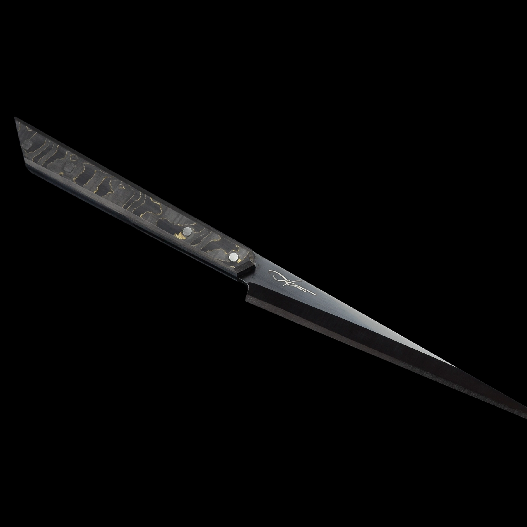 Detailed shot of the gold carbon fiber shred handle of the Tyndareus stainless steel knife, providing a luxurious, ergonomic grip.