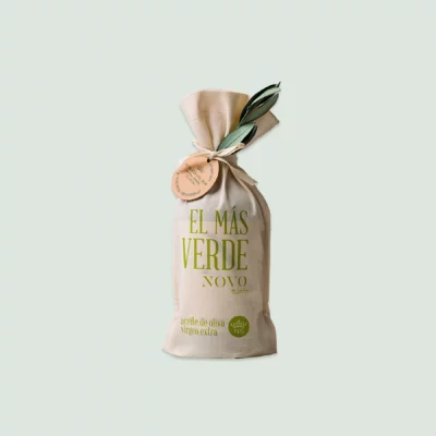 Elegant packaging of El Más Verde Novo extra virgin olive oil in a sleek, modern design with a vibrant green theme.