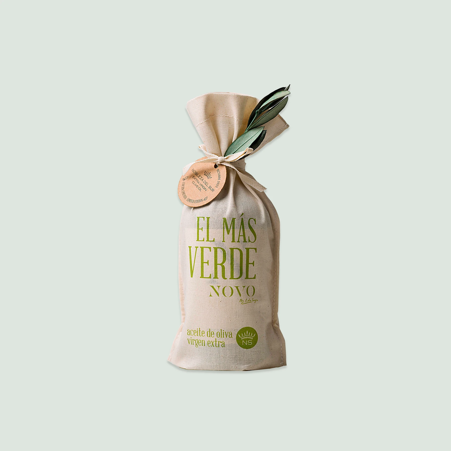 Elegant packaging of El Más Verde Novo extra virgin olive oil in a sleek, modern design with a vibrant green theme.