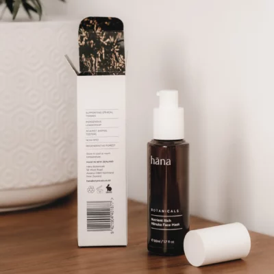 Key ingredients of the Manuka Face Mask, including 60% honey, hyaluronic acid, and Rosa Damascena flower oil.