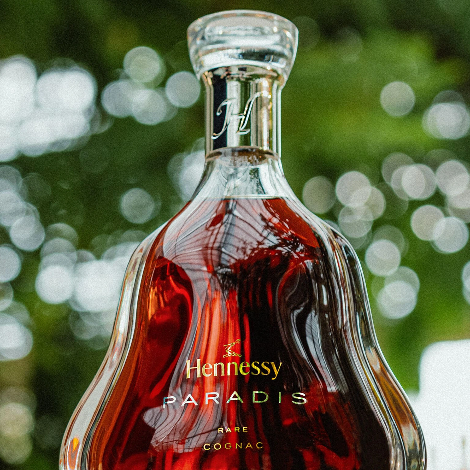 A beautifully set table featuring a glass of Hennessy Paradis Rare Cognac alongside tasting notes, inviting an indulgent sensory experience.
