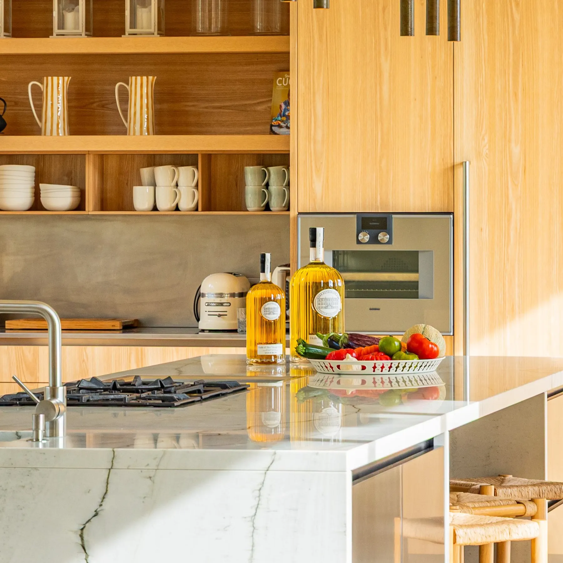 Organic olive oil in oversized format for family and gourmet use
